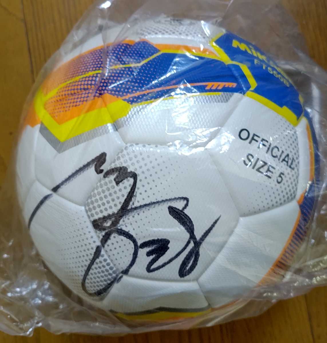 サイン入り サッカーボールの値段と価格推移は?|33件の売買情報を