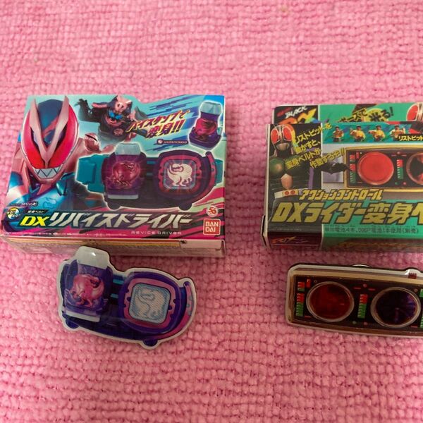 仮面ライダーBLACKRXとリバイスの変身ベルトのピンバッジ　2個セット