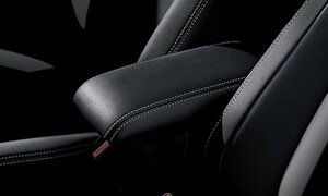 TOYOTA/トヨタ純正【GR/ガズーレーシング】アームレスト(シルバーステッチ)【アクア／NHP10】【G】【GRスポーツ用】H29.11~