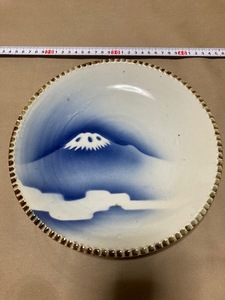 2302m109/伊万里・染付イゲ皿（中）吹き墨富士山の図/窯印無し/径24.5㎝/佐川急便80サイズ