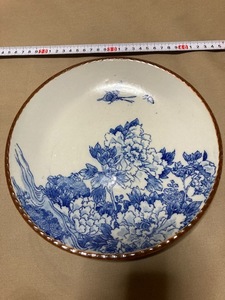 2302m110/伊万里・染付イゲ皿（中）花にアゲハチョウの図/窯印無し/径24.5㎝/佐川急便80サイズ