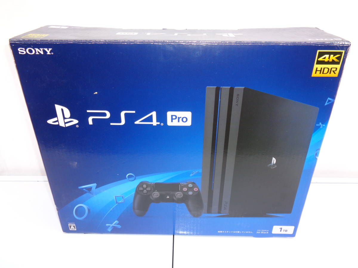 大人も着やすいシンプルファッション PS4 Proジェット・ブラック 1TB