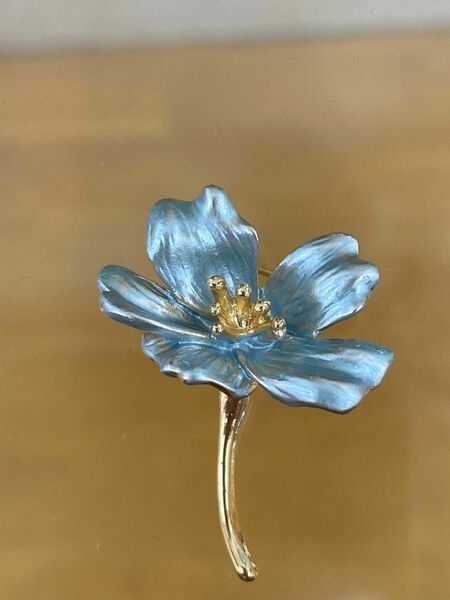 小さなお花のエナメルブローチ　ブルー