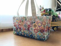 お花の手刺繍 ビーズ刺繍　バッグ　ハンドメイド リネン生地　サイドにDカン付き_画像5