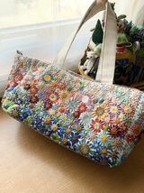 お花の手刺繍 ビーズ刺繍　バッグ　ハンドメイド リネン生地　サイドにDカン付き_画像1