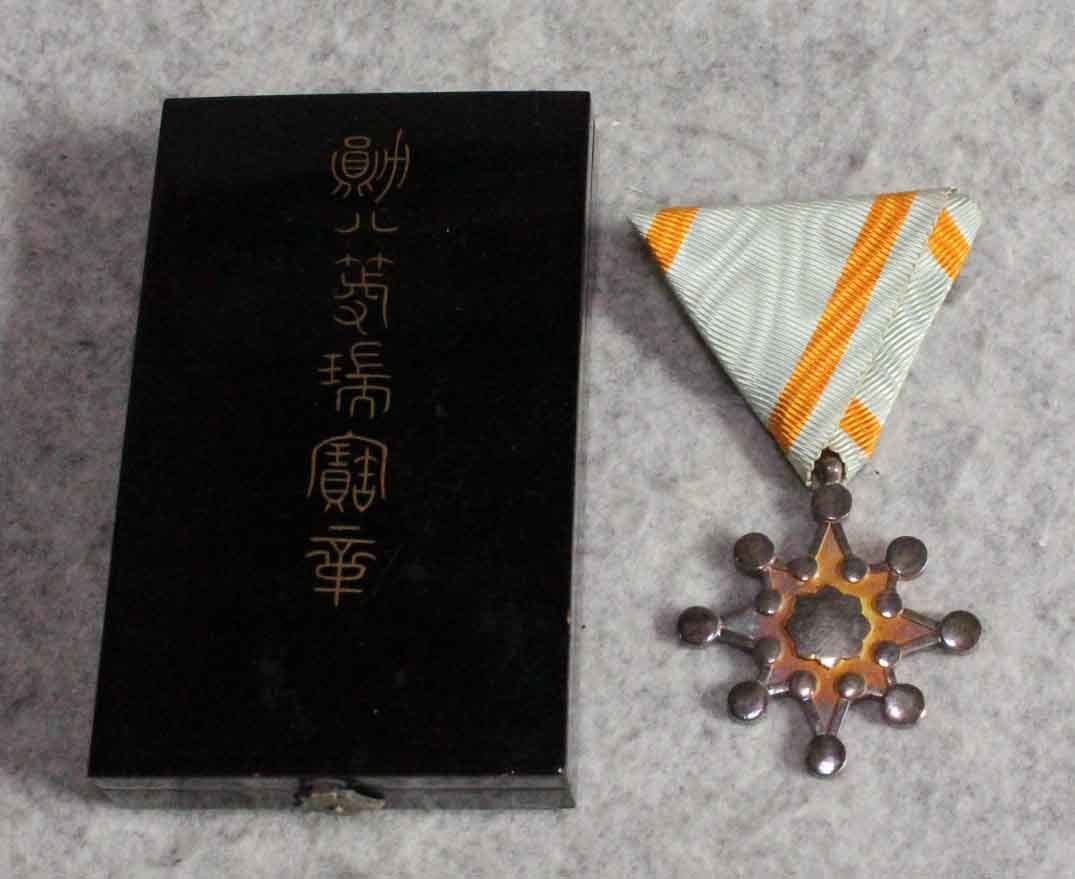 完全限定 【極美品】瑞宝小綬章 現行タイプ 新型 旧勲四等 略章 共箱入