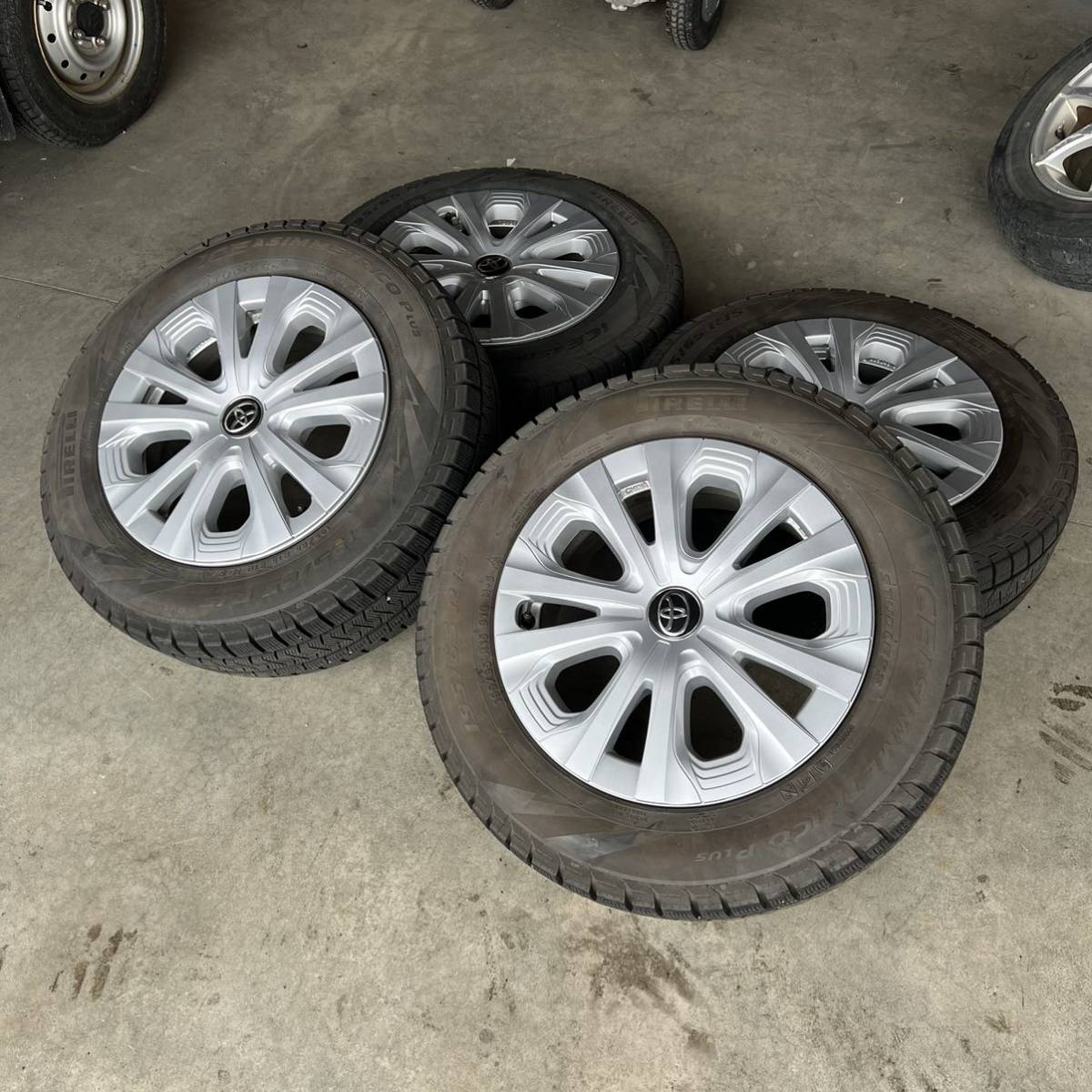 ◇中古バリ溝ピレリ195/65R15 2021年製スタッドレスセット プリウス-