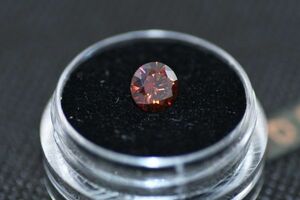 ラボ レッドダイヤモンド １ct ラウンドカット 宝石 鉱石 希少 輝き 高品質 宝石シリーズ ラウンド形状 モアッサナイト 証明書付 C129