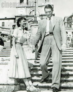 映画『ローマの休日』階段を歩くオードリー・ヘップバーンとグレゴリー・ペックの写真