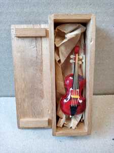 ミニチュア コレクション バイオリン ヴァイオリン ミニチュア模型 ミニチュア楽器 全長5.5cm 中古品 木箱入のわりとレトロ感のある1点です
