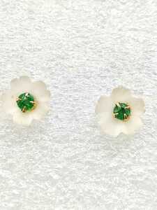 * new goods * K18 emerald &f Lost crystal flower motif stud earrings yellow gold 