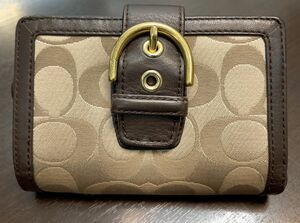 156411-13 COACHコーチ キャンベル バックル シグネチャー 二つ折り財布 カーキ系 同梱不可