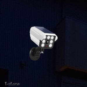 LEDソーラーライト 高輝度人感センサーライト ダミーカメラ型 角度調節 防塵・防水 IP66 3つの知能モード 駐車場 防犯 野外ライト 屋外