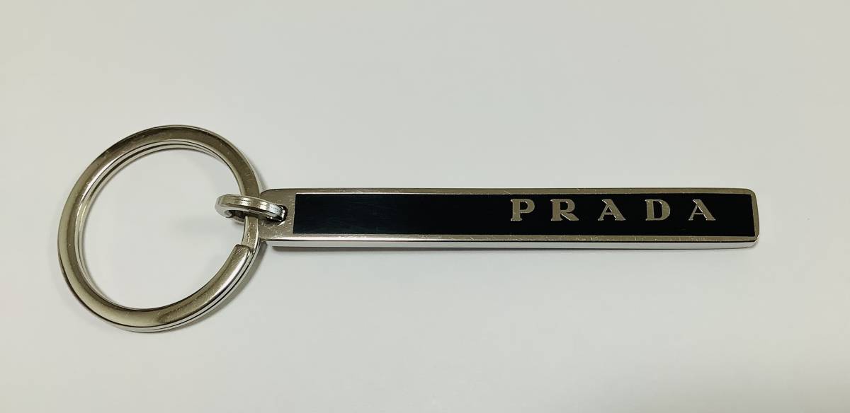 プラダ PRADA 三角ロゴ キーホルダー 未使用品 リボン付き 男女兼用