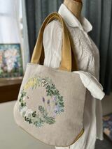 ハンドメイド★春の花をたくさん★手刺繍★大人の花刺繍★リース柄バッグ_画像2