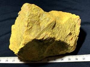石黄・オーピメント巨塊　1・825g（中国産鉱物標本）