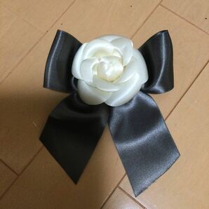 白薔薇のコサージュ　黒いリボン付