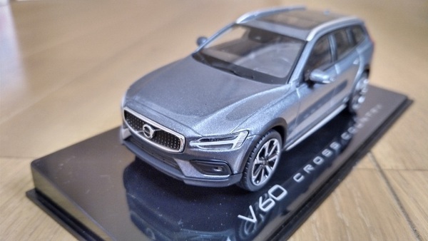 即決　VOLVO　特注　純正　カラーモデル　ボルボ　V60　CROSS　COUNTRY　カラーサンプル　オスミウム　グレー　1/43　絶版　レア