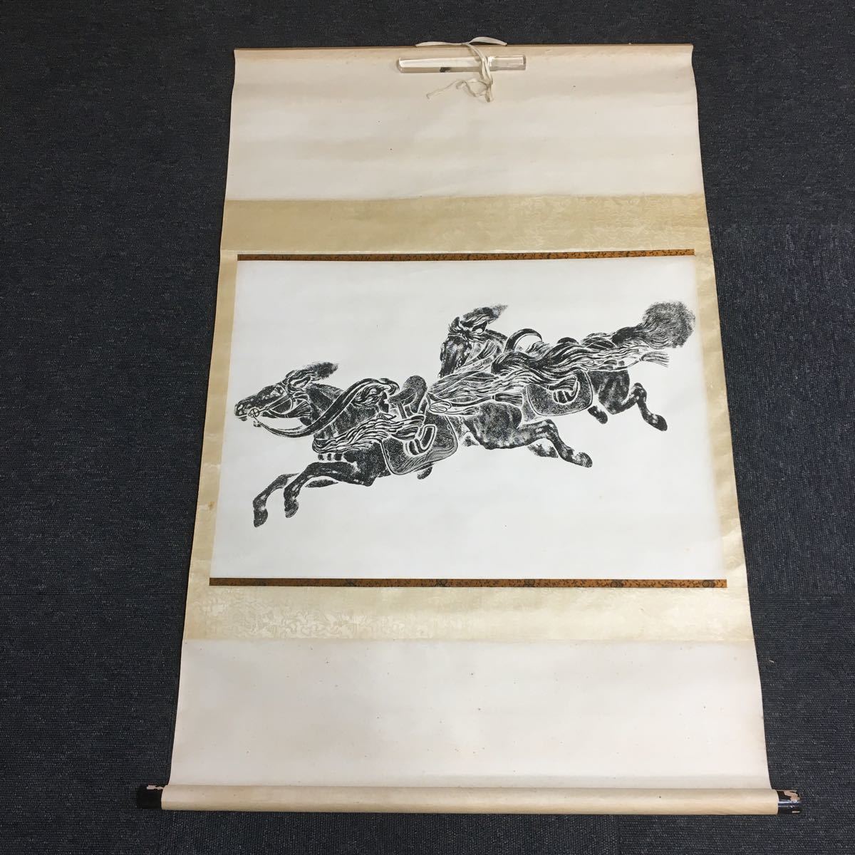 25%OFF】 軸装 希少 絹本 双馬図 心傅 掛け軸 茶道具 です。 美品