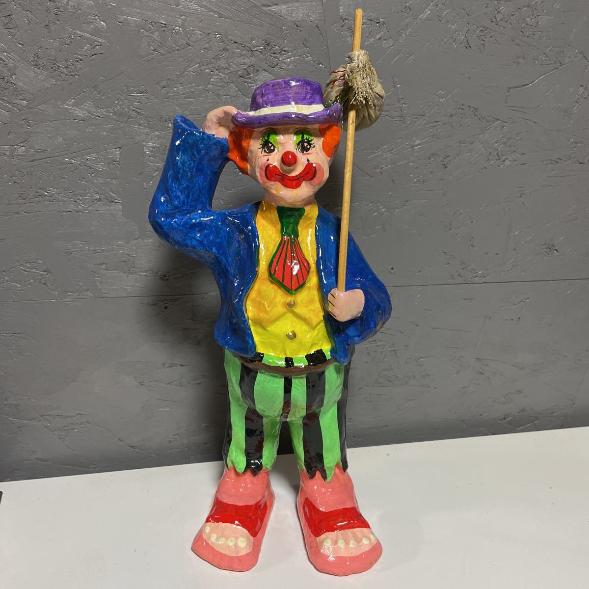 Clownpuppe, Jahrgang, Antiquität, Ornament, Original, zum Ausgehen, handgemachter Vintage großer Clown aus Pappmaché, Los Gatos, Mexiko, Interieur-Zubehör, Ornament, westlicher Stil