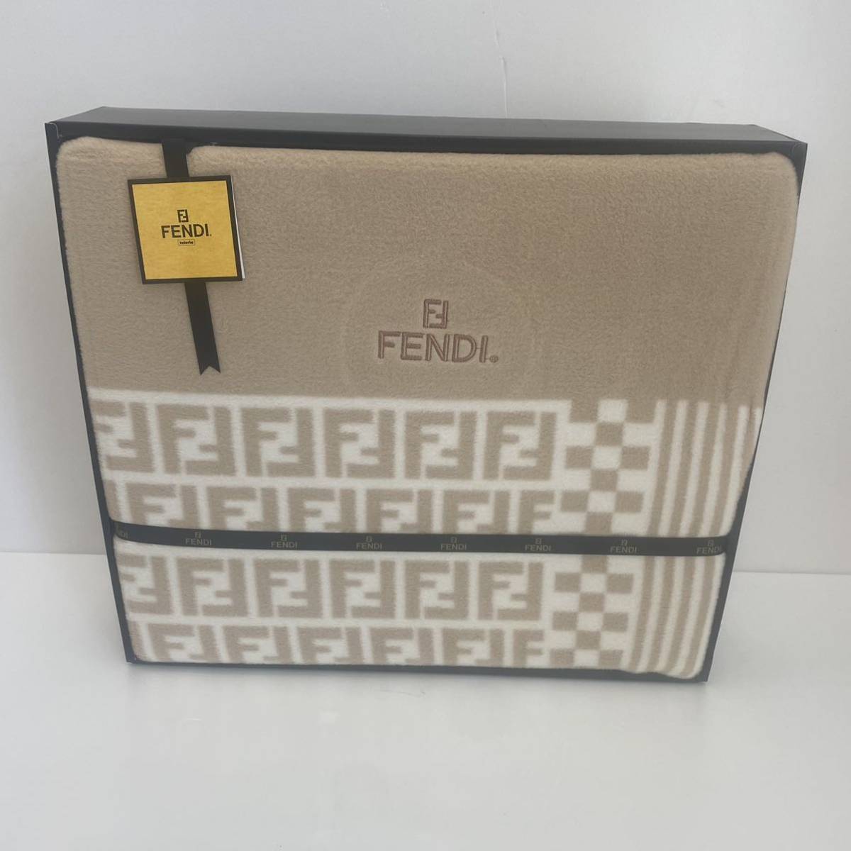 Yahoo!オークション -「fendi 毛布」の落札相場・落札価格 Yahoo!オークション -「fendi 毛布」の落札相場・落札価格