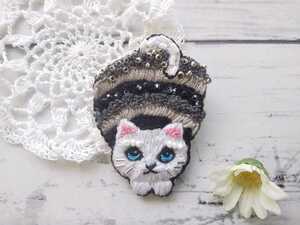 猫刺繍ブローチ 