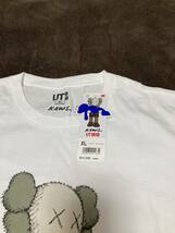 UNIQLO ユニクロ × KAWS カウズ 2019コラボ Tシャツ ホワイト ＸLサイズ 未使用 タグ付_画像2