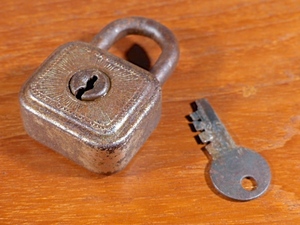 モロッコの古い錠前　アンティーク錠前　鍵 0204