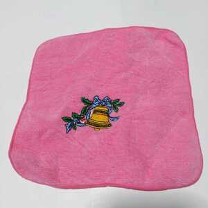 クリスマスベルの刺繍入りの素敵なミニタオル/タオルハンカチ　ピンク　新品花 ヒイラギ ポインセチア ファッション小物 プレゼント 刺繍　