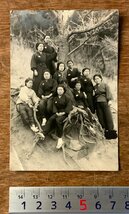 RR-1917 ■送料無料■ 女性 日本女性 美人 美女 着物 和服 モンペ 足袋 草履 名札 記念写真 写真 古写真 ミリタリー 印刷物 レトロ/くKAら_画像1
