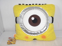 ●未使用 ミニオン MINION DESPICABLE ME3 スクエア ボア クッション 約40×37㎝ 紙タグ付き 送料510円～ 赤いほっぺ ミニオンズ_画像1