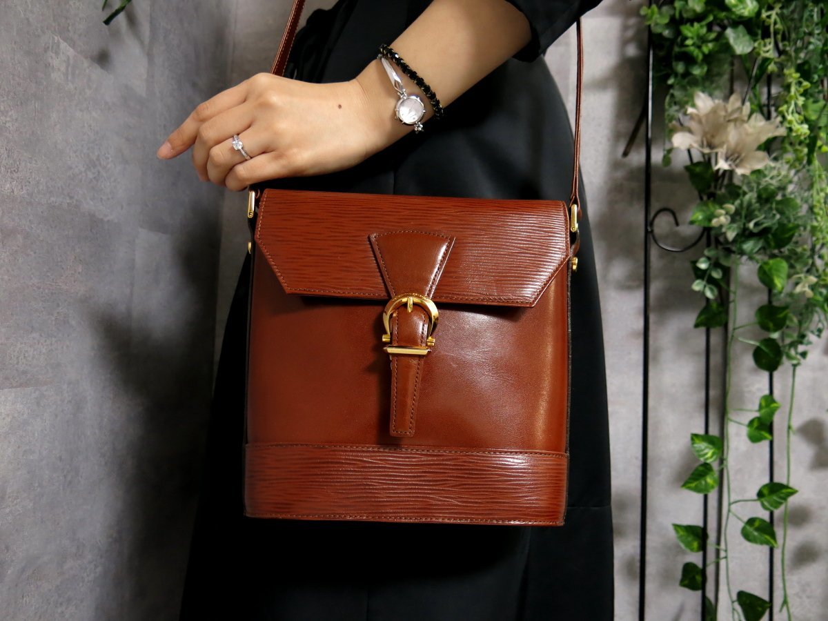 Valentino バッグの値段と価格推移は?|1,907件の売買情報を集計した ...