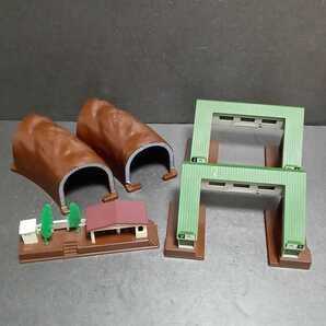 ● プラレール「やまのえき・跨線橋 2個・トンネル 2個」情景