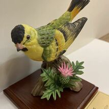 DAITO 大東 セラミックアートコレクション 鳥　ピンク色の花が小傷ある　マヒワ　置物 陶磁器 陶芸 工芸_画像2