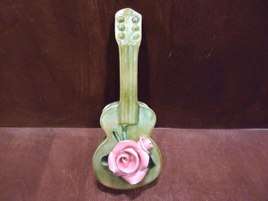 Art hand Auction Vintage-70's ● Guitar x Rose motif ceramic object ● 230208k1-obj Figurine Art American miscellaneous goods Pottery, Handmade items, interior, miscellaneous goods, ornament, object