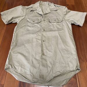 沖縄　米軍放出品実物　ミリタリー　1970年　カーキ　半袖　Tシャツ　SMALL　(管理番号P48)