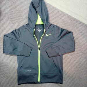 NIKE ナイキTHERMA-FIT 裏起毛パーカー