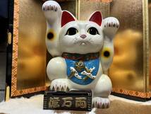 ■希少■古い■大きな■貯金箱■陶器■両手挙げ招き猫■プチねこ■鯉模様入りネコ■置物■大■商売繁盛■_画像2