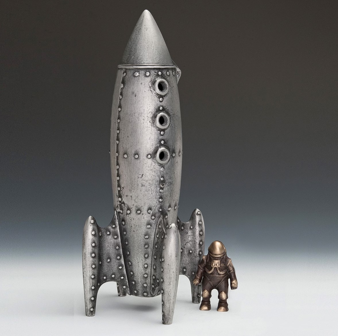 Mondrakete und Astronautenfigur aus Metall vom Künstler gefertigt, handgemachte Werke, Innere, verschiedene Waren, Ornament, Objekt