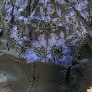 triumph トリンプ ショーツ 黒色紫刺繍未使用タグ有りです。Mサイズ 丁度良い深さスタンダードタイプ aの画像2