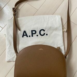 A.P.C アーペーセー ハーフムーン　バッグ　エンボス ショルダーバッグ　