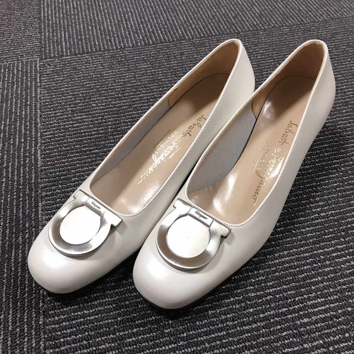 未使用 箱/保存袋付 フェラガモ フルーリー パンプス 4㎝ 黒 24 www