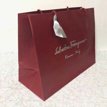 サルヴァトーレ・フェラガモ 「Salvatore Ferragamo」ショッパー 大きめ バッグ用 (1826) ショップ袋 紙袋 ブランド袋 レッド 折らずに配送_画像2