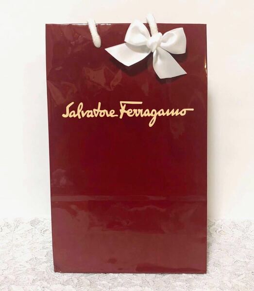 サルヴァトーレ・フェラガモ 「Salvatore Ferragamo」ショッパー 旧型 (1827) ショップ袋 紙袋 ブランド袋 レッド ツヤあり折らずに配送