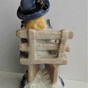 ☆古い陶器人形★ベンチに腰掛ける少女と子犬★高さ15.5cm×幅8cm★の画像5