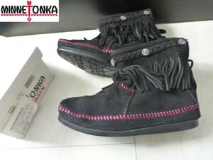 1.5万美品MINNETONKA(ミネトンカ)★ 黒ブラック　フリンジ　ピンクステッチ　牛革(スウェード)　ショートブーツ　23