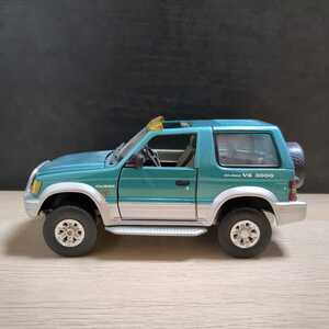 1/24 Mitsubishi Pajero( Mitsubishi Pajero )grunmetallic/greenmetallic( green metallic lik) Schuco( Schuco )