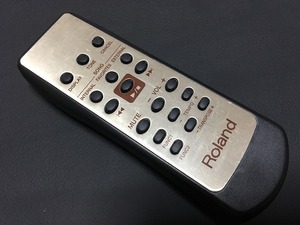 - 型番不明 Roland デジタルピアノ用リモコン KR107Rに付属のリモコンに似ていますがボタンの数が違うようです。