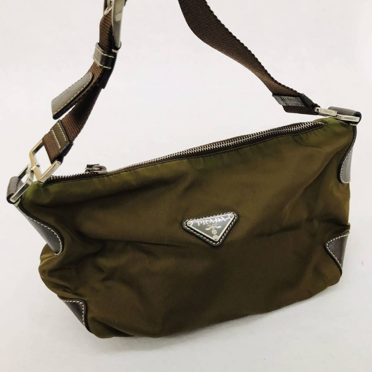 ヤフオク! -プラダ 三角ロゴプレートの中古品・新品・未使用品一覧