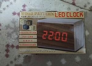 置時計　LEDクロック　木目調キューブ　ナチュラル色　新品